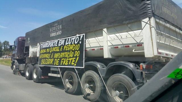 Caminhoneiros fecham BR-470, em Pouso Redondo
