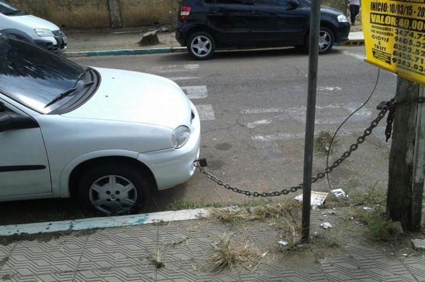 Homem acorrenta carro em Sapucaia do Sul por medo de roubo 