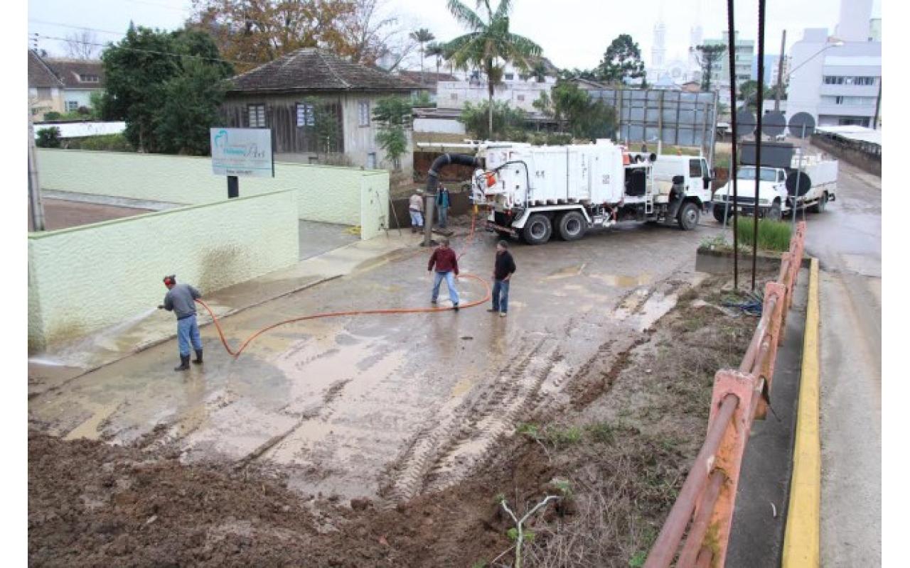 Secretaria de Obras realiza limpeza das ruas em Rio do Sul
