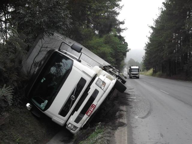 BR-470: Caminhão sai da pista e tomba em Trombudo Central