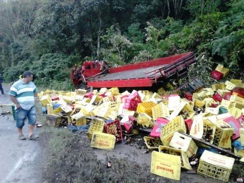 BR-470: Caminhão carregado de cerveja capota em Pouso Redondo