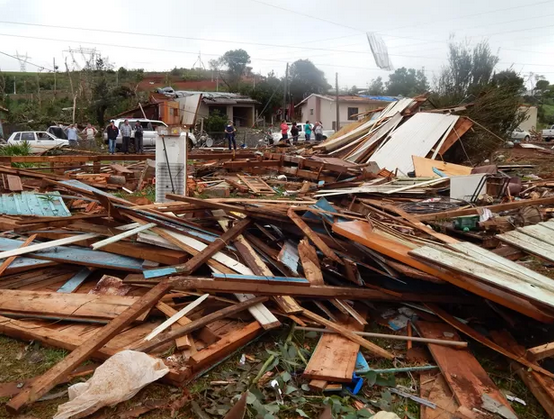 Morre menino que estava em UTI após passagem de tornado em SC