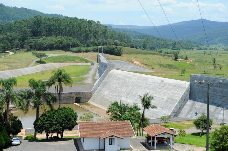 A segurança das barragens contra cheias no Vale do Itajaí