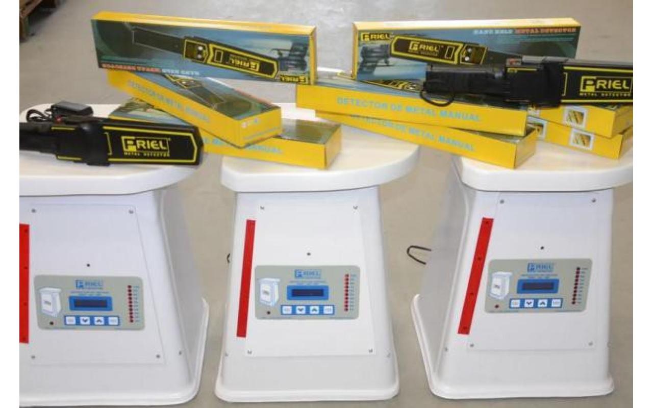 Estado compra 300 detectores de metal para barrar celulares nos presídios