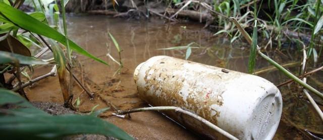 Embalagens de Agrotóxicos são encontradas dentro do rio em Aurora