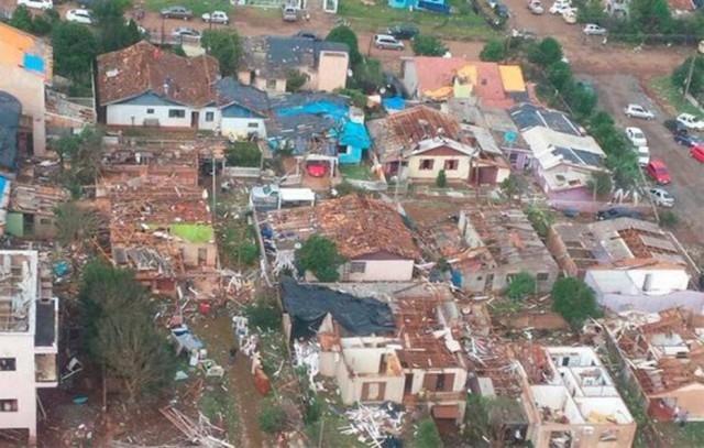 Governo envia exército à cidade de SC atingida por tornado e deve liberar saque do FGTS 