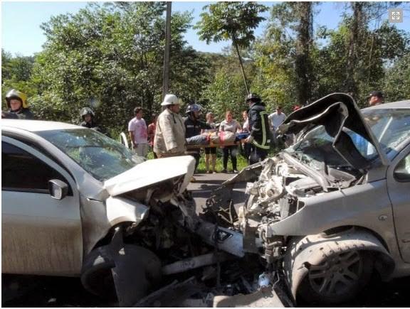 Colisão frontal deixa quatro feridos na BR-470, em Apiúna