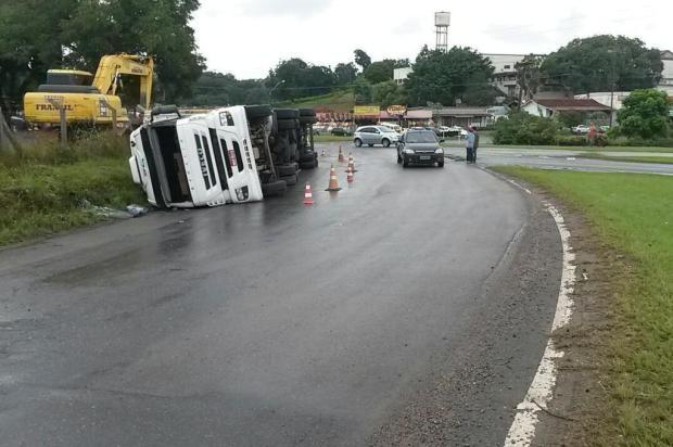 Caminhão tomba e deixa trânsito lento na BR-470, em Blumenau 
