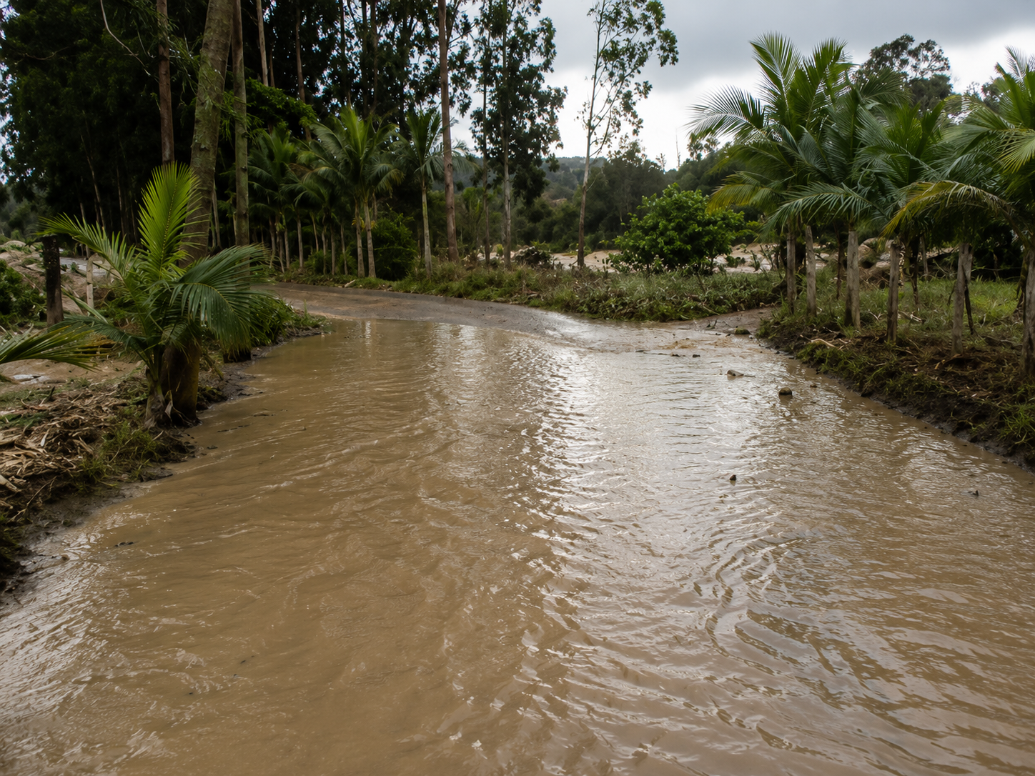 Abertura das cinco comportas da Barragem Sul alaga acesso à comunidade de Três Barras