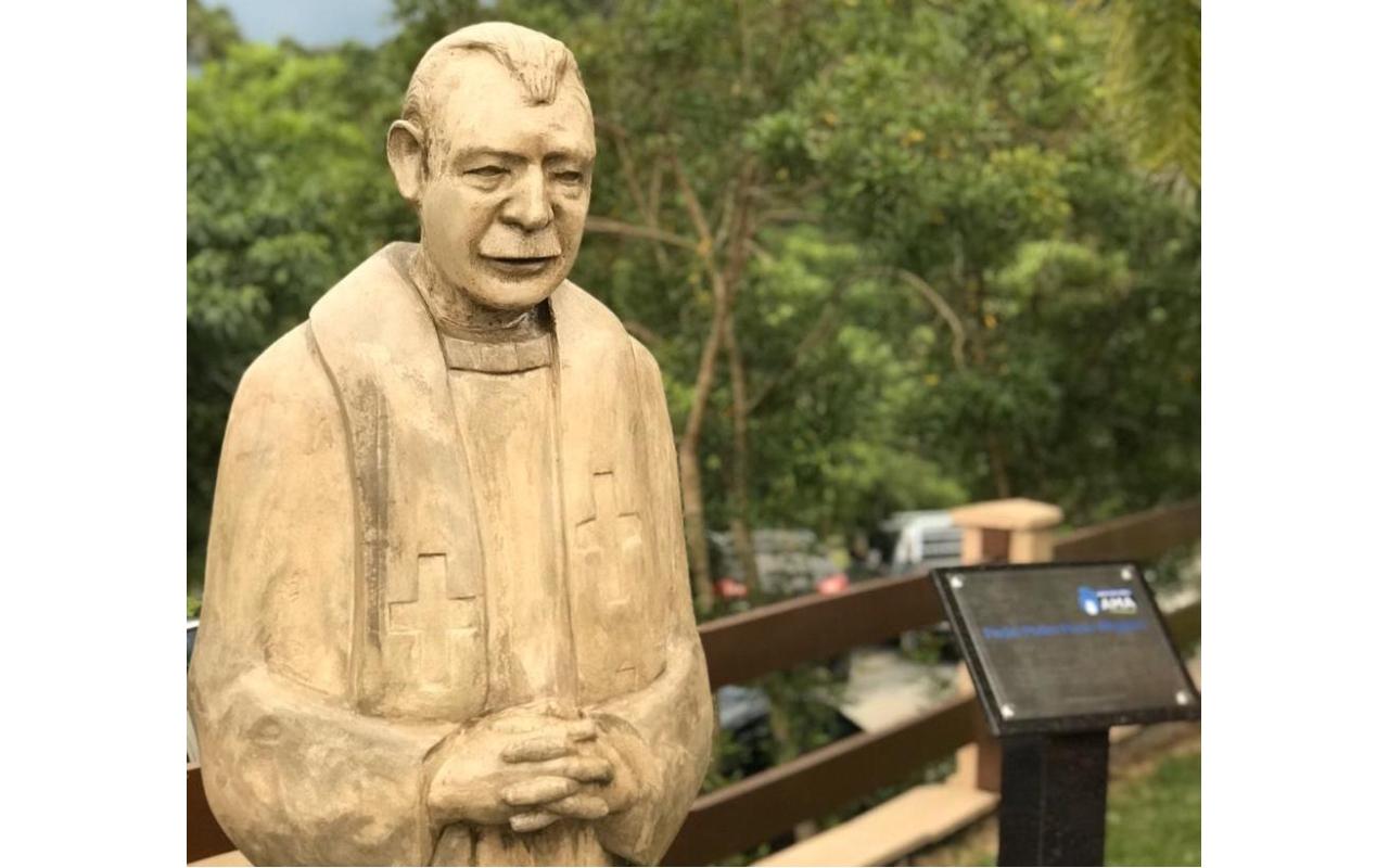 Abrigo Mão Amiga inaugura estátua em homenagem ao Padre Pedro Paulo Wiggers