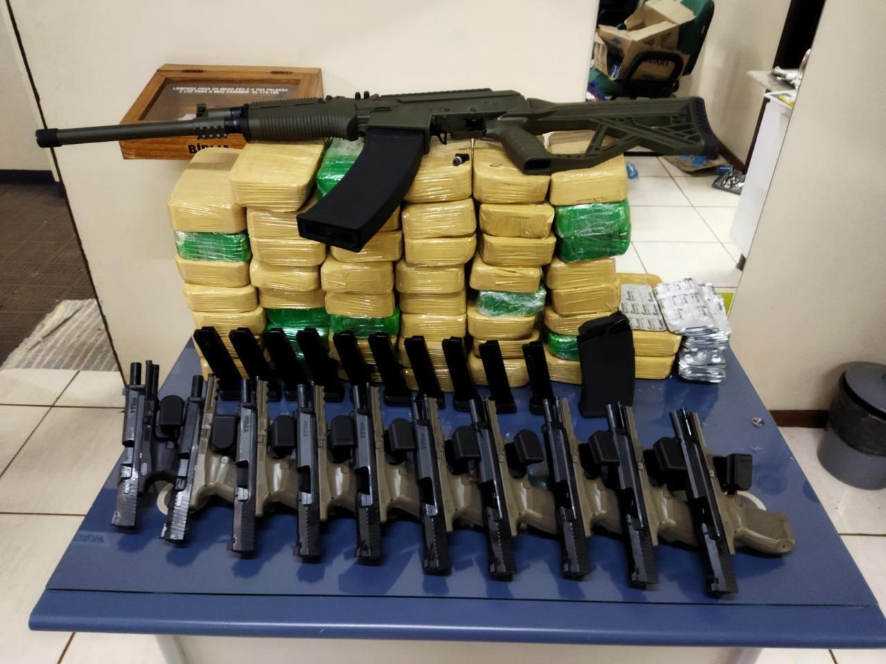 Ação conjunta PRF, PM e GAECO apreende drogas, armas e cigarros