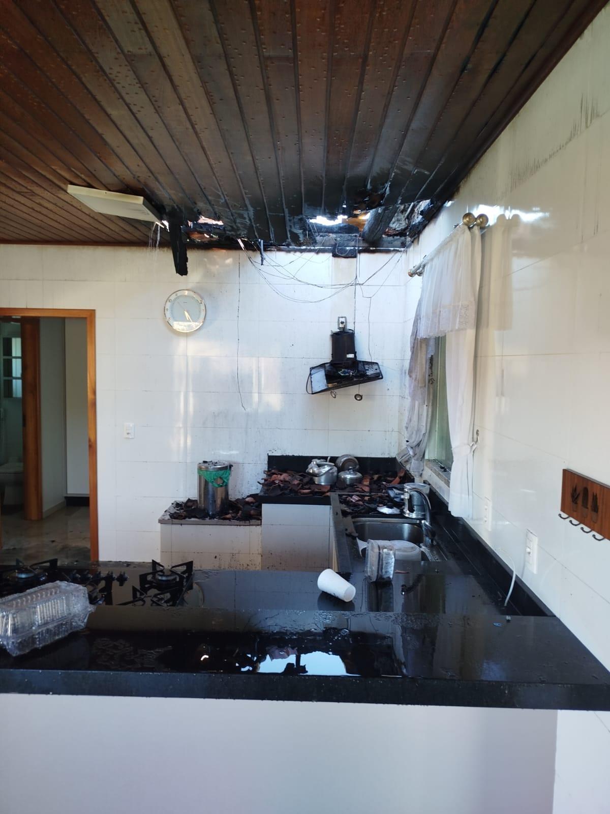 Ação de vizinhos com bomba de irrigação ajuda a salvar residência de incêndio em Vidal Ramos