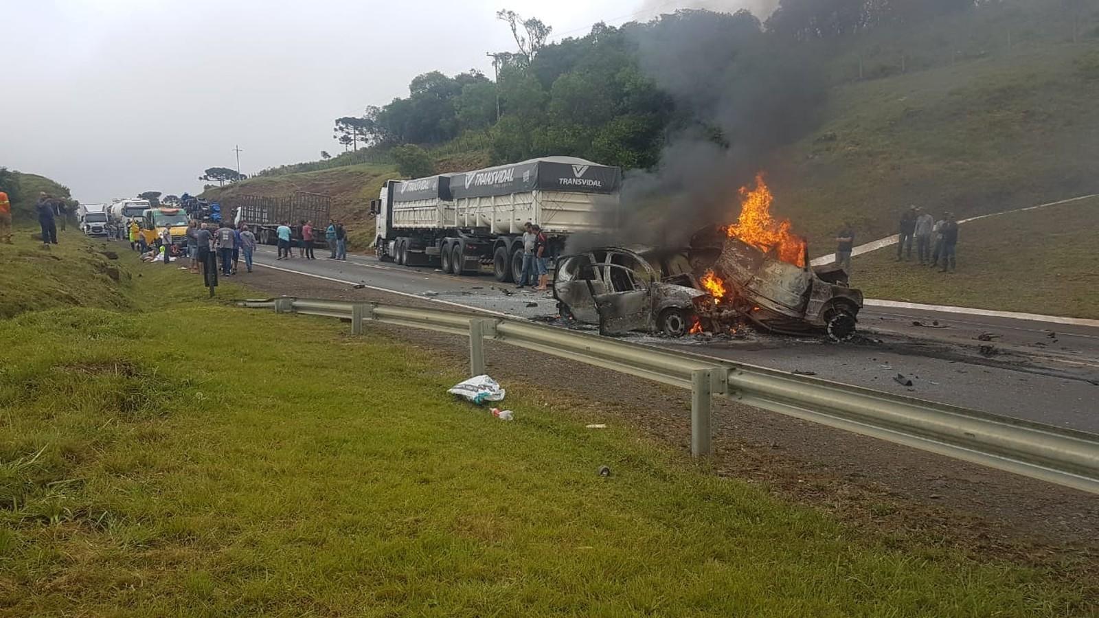 Acidente com 6 veículos provoca incêndio e mortes na Serra catarinense