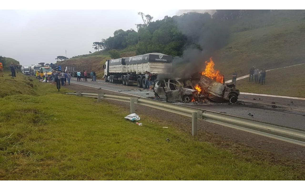 Acidente com 6 veículos provoca incêndio e mortes na Serra catarinense
