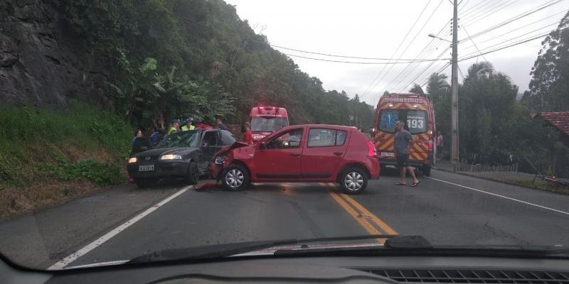Acidente deixa duas mulheres feridas na SC-350 em Aurora