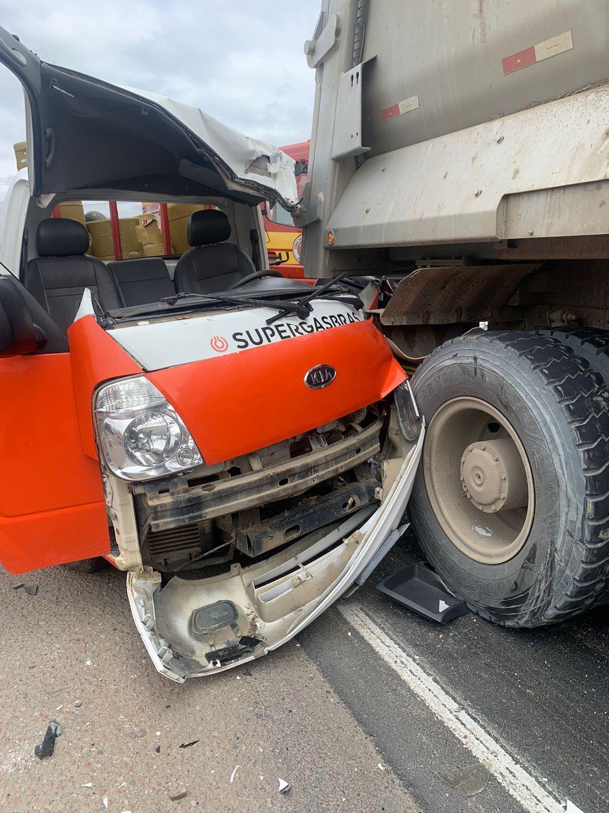 Acidente entre caminhonete e caminhão deixa motorista ferido na BR-470 em Rio do Sul