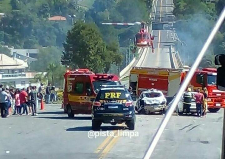Acidente entre carreta e dois carros deixa pessoas gravemente feridas na BR-282 em Alfredo Wagner