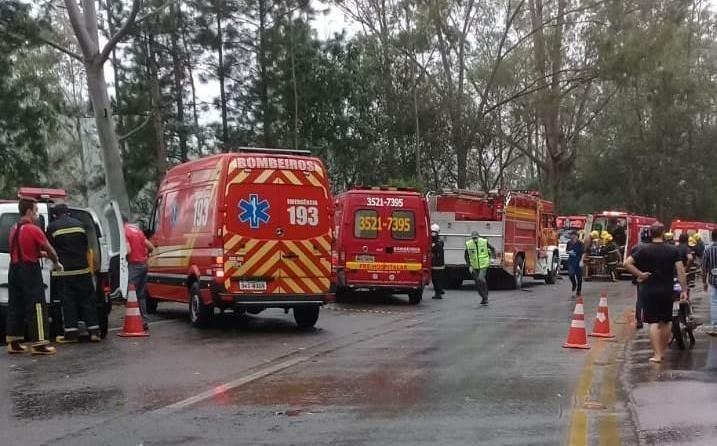 Acidente entre carreta e ônibus na BR-470, em Ibirama, deixa mortos e feridos