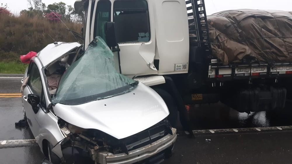 Acidente entre carro e caminhão deixa duas pessoas mortas na BR-282, em Alfredo Wagner 