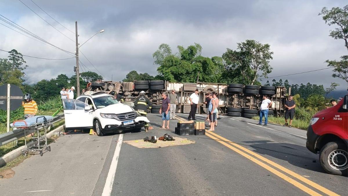 Acidente entre carros e caminhão bloqueia completamente a BR-470