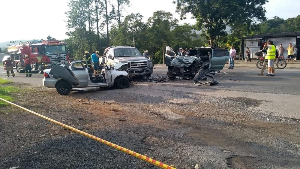 Acidente entre dois carros e caminhonete deixa mulher morta na BR-470 em Blumenau