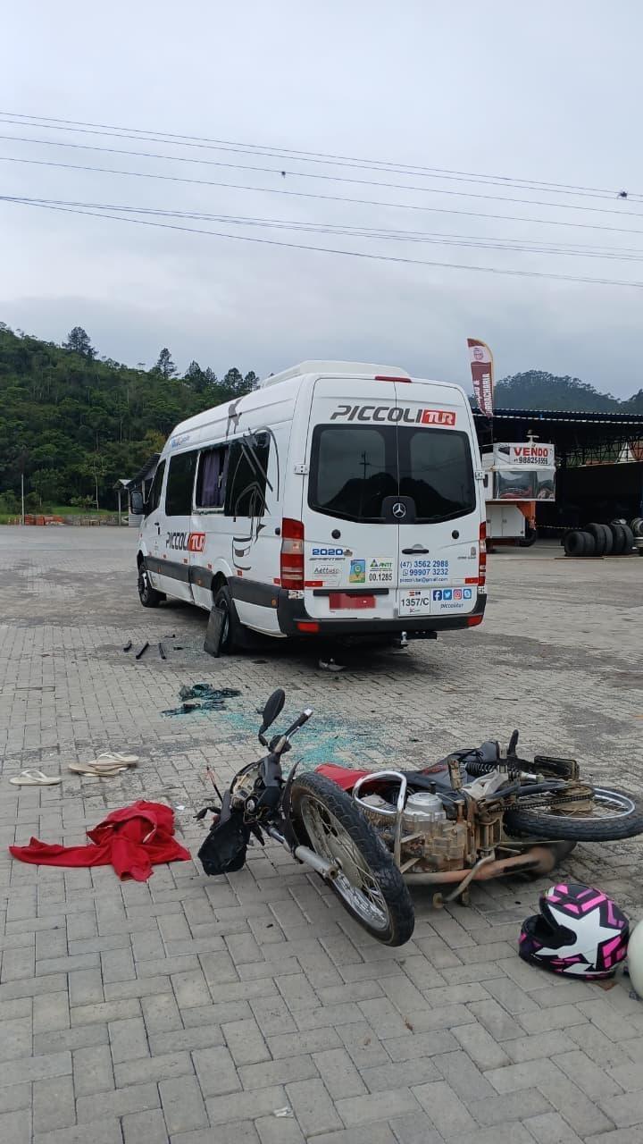 Acidente entre moto e van deixa dois feridos na BR-470 em Apiúna