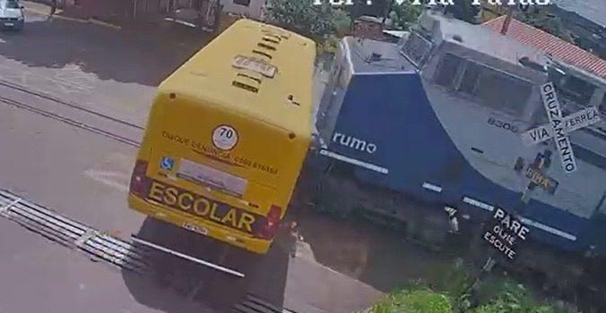 Acidente entre ônibus escolar da APAE e trem deixa duas crianças mortas