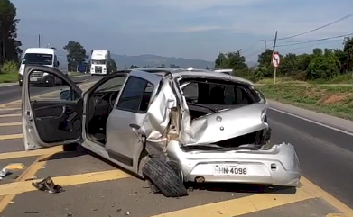 Acidente envolve carro e caminhão na BR-470 no Alto Vale