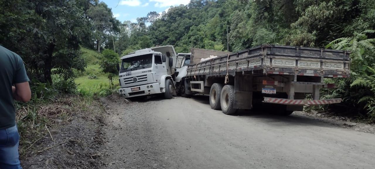 Acidente envolve dois caminhões em Petrolândia