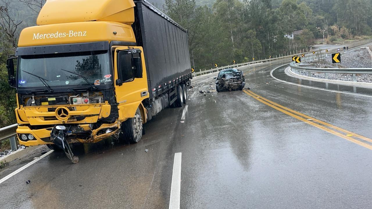 Acidente grave bloqueia parcialmente a SC-350 entre Ituporanga e Alfredo Wagner