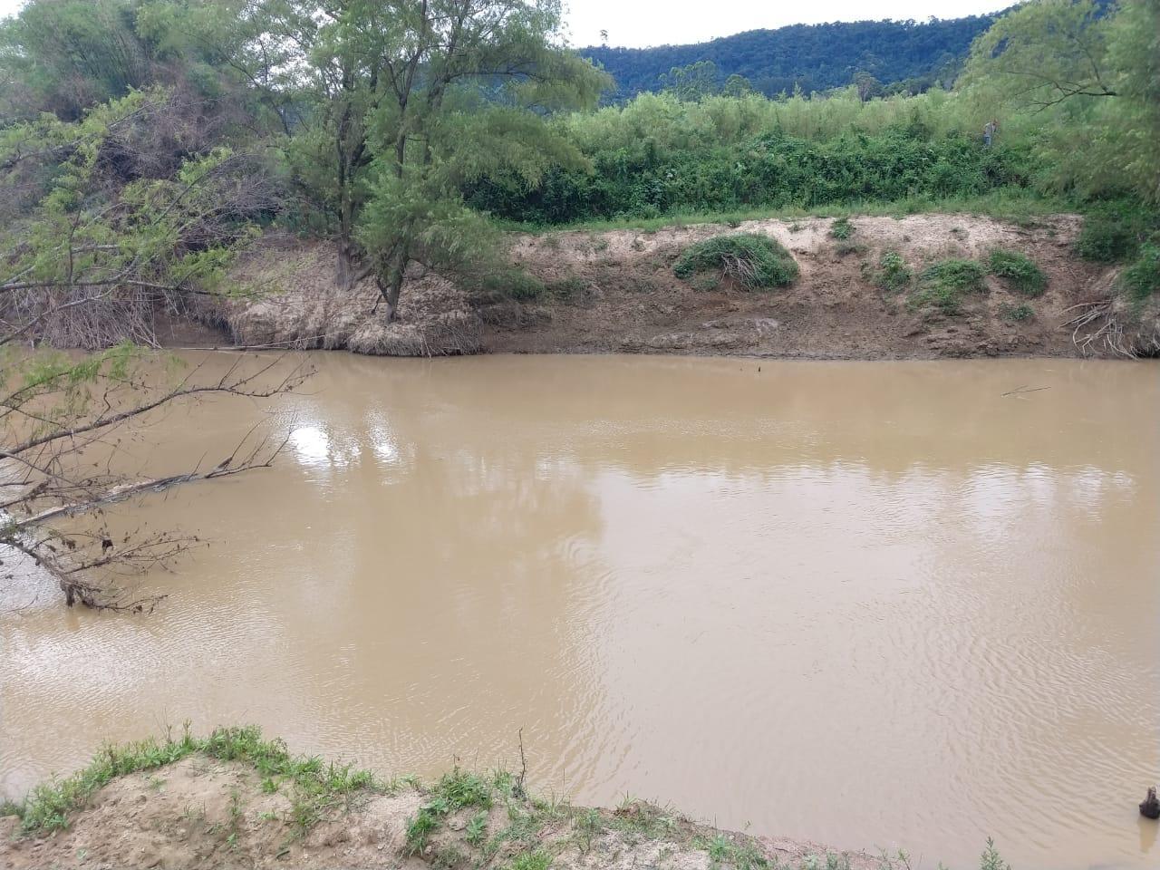 Acidente na SC-350: Veículo despenca em ribanceira e cai em rio; ocupantes escapam com ferimentos leves