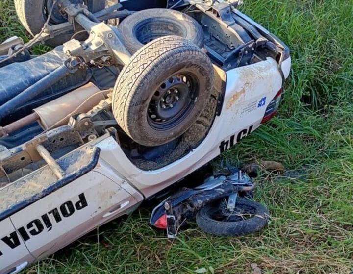 Acidente ocorreu na tarde deste sábado; bombeiros e helicópteros foram mobilizados, e informações mais recentes indicam que os policiais estão bem.