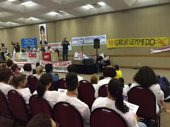 Em assembleia, professores estaduais decidem manter greve