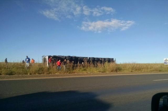 Motorista de Ituporanga morre esmagado por carga após capotar carreta em Planaltina/GO