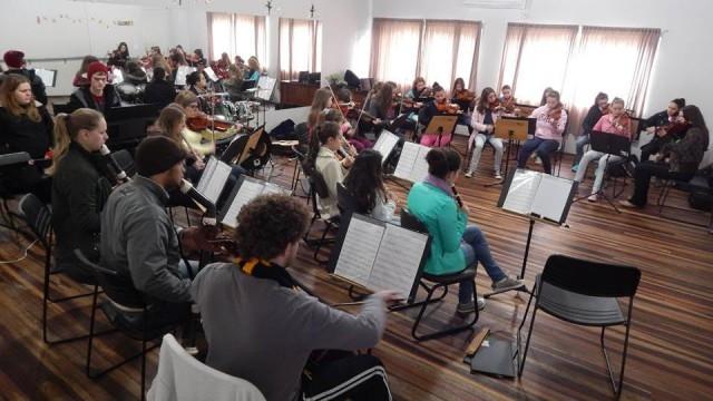 Festival de Inverno embala noite cultural em Vidal Ramos
