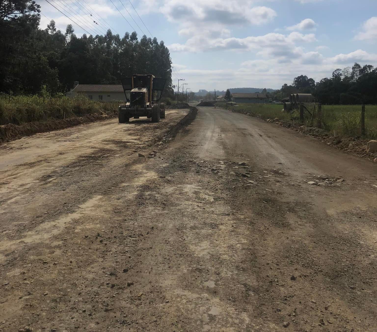 Secretaria de obras de Agrolândia trabalha na recuperação de comunidades atingidas pelas fortes chuvas