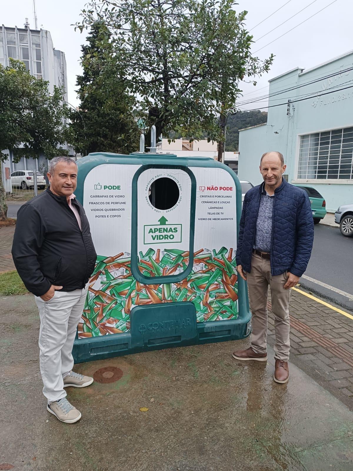 Administração de Alfredo Wagner disponibiliza contêineres para armazenar e reciclar vidros