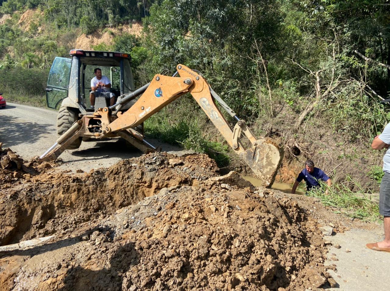 Administração de Alfredo Wagner realiza trabalho de detonação de pedras que há muito tempo atrapalham o tráfego no interior