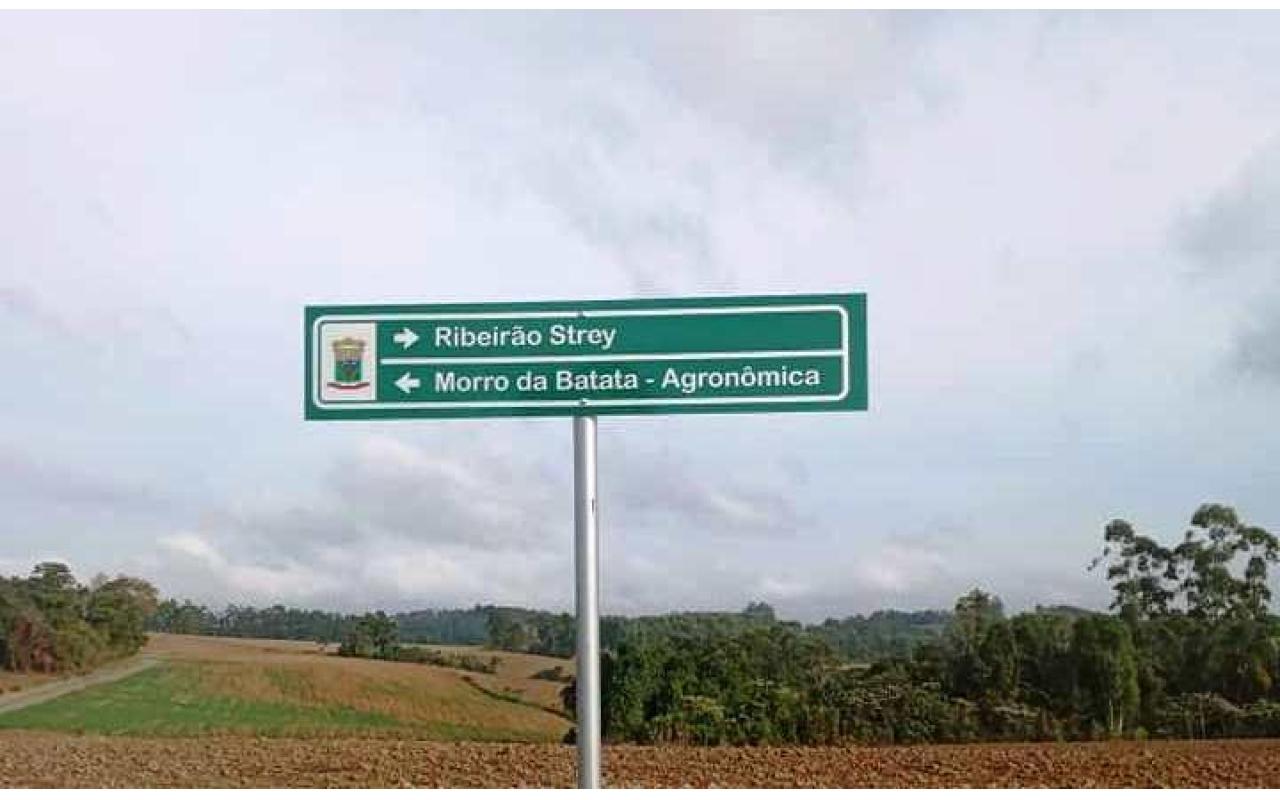 Administração de Aurora instala novas placas de sinalização no interior do município