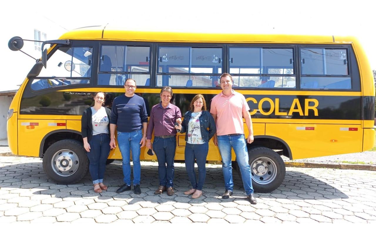 Administração de Chapadão do Lageado adquire novo ônibus para o transporte escolar