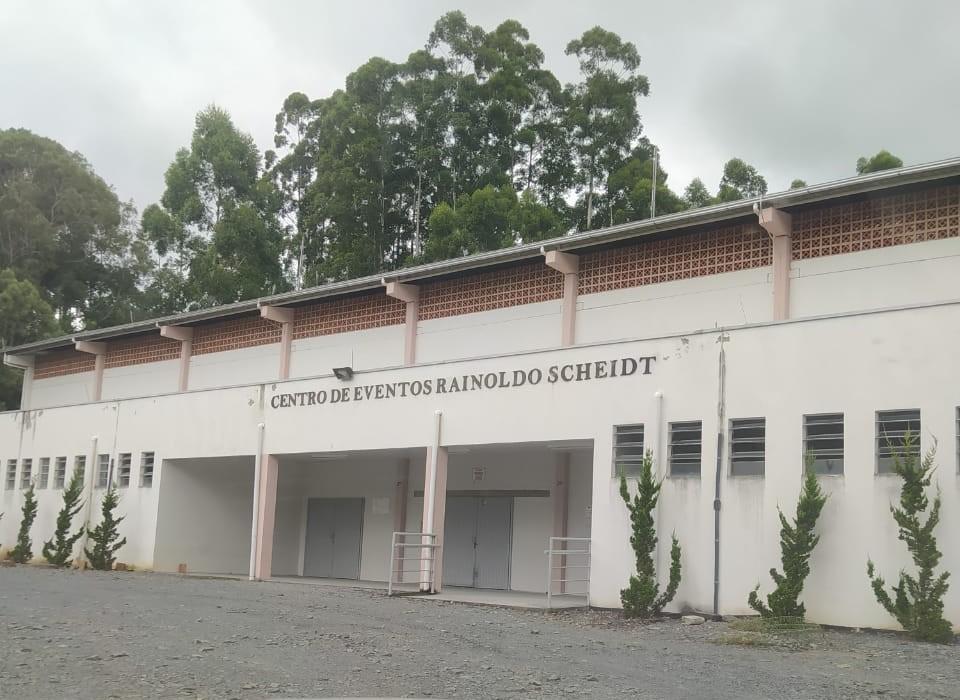 Administração de Chapadão do Lageado vai calçar trecho em frente o Centro de Eventos Rainoldo Scheidt