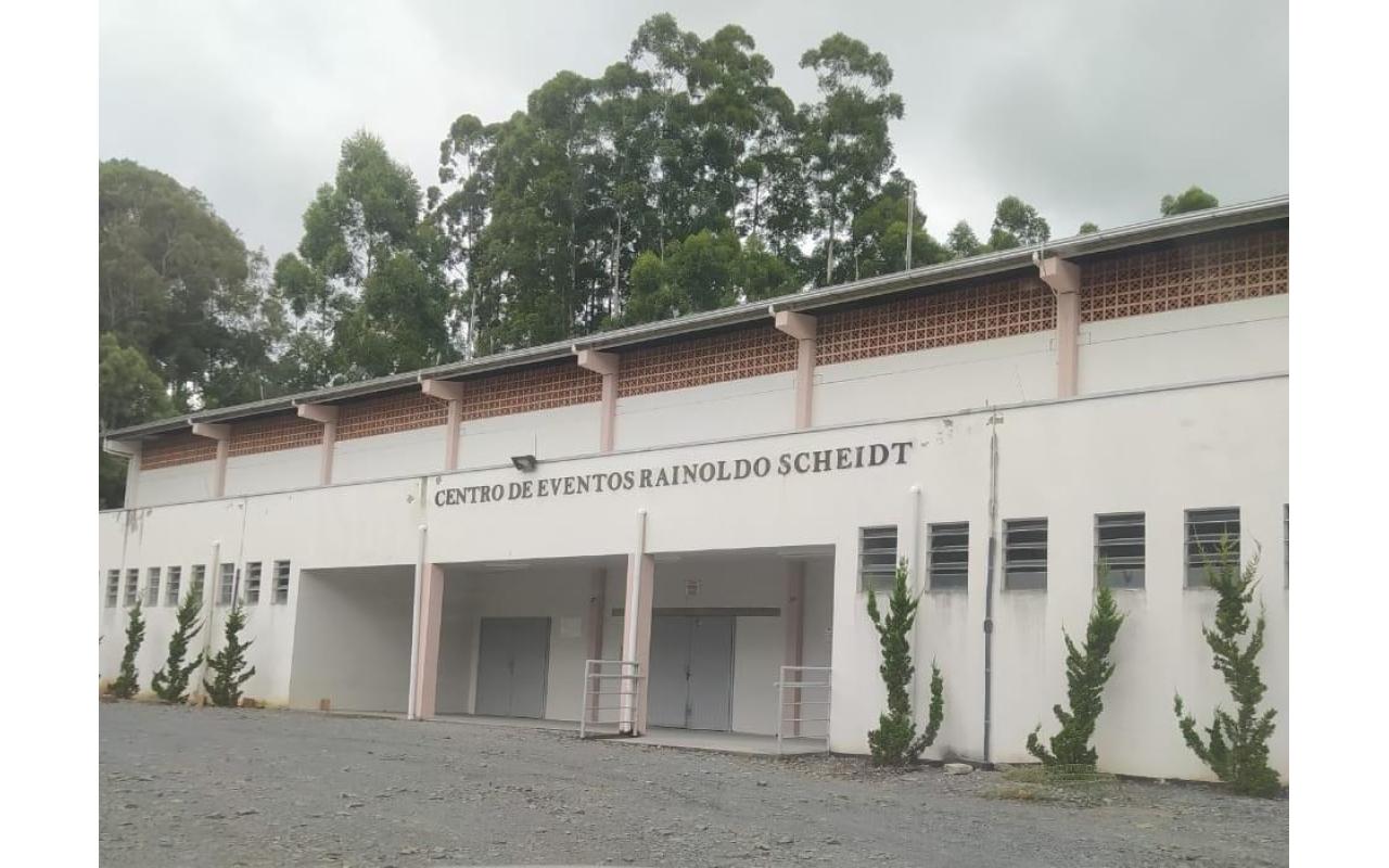 Administração de Chapadão do Lageado vai calçar trecho em frente o Centro de Eventos Rainoldo Scheidt