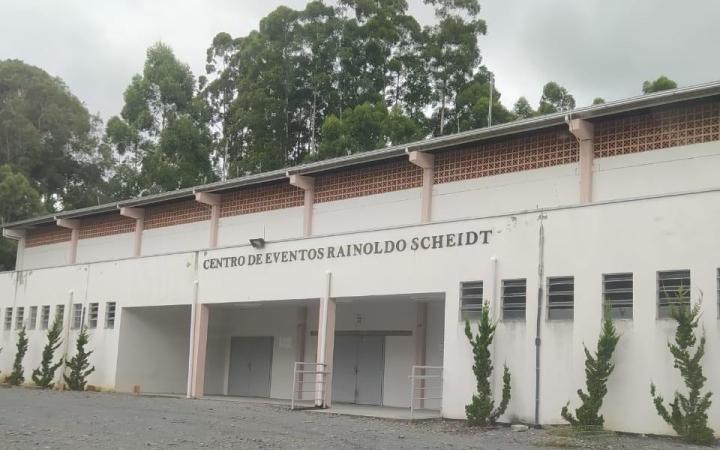 Administração de Chapadão do Lageado vai calçar trecho em frente o Centro de Eventos Rainoldo Scheidt