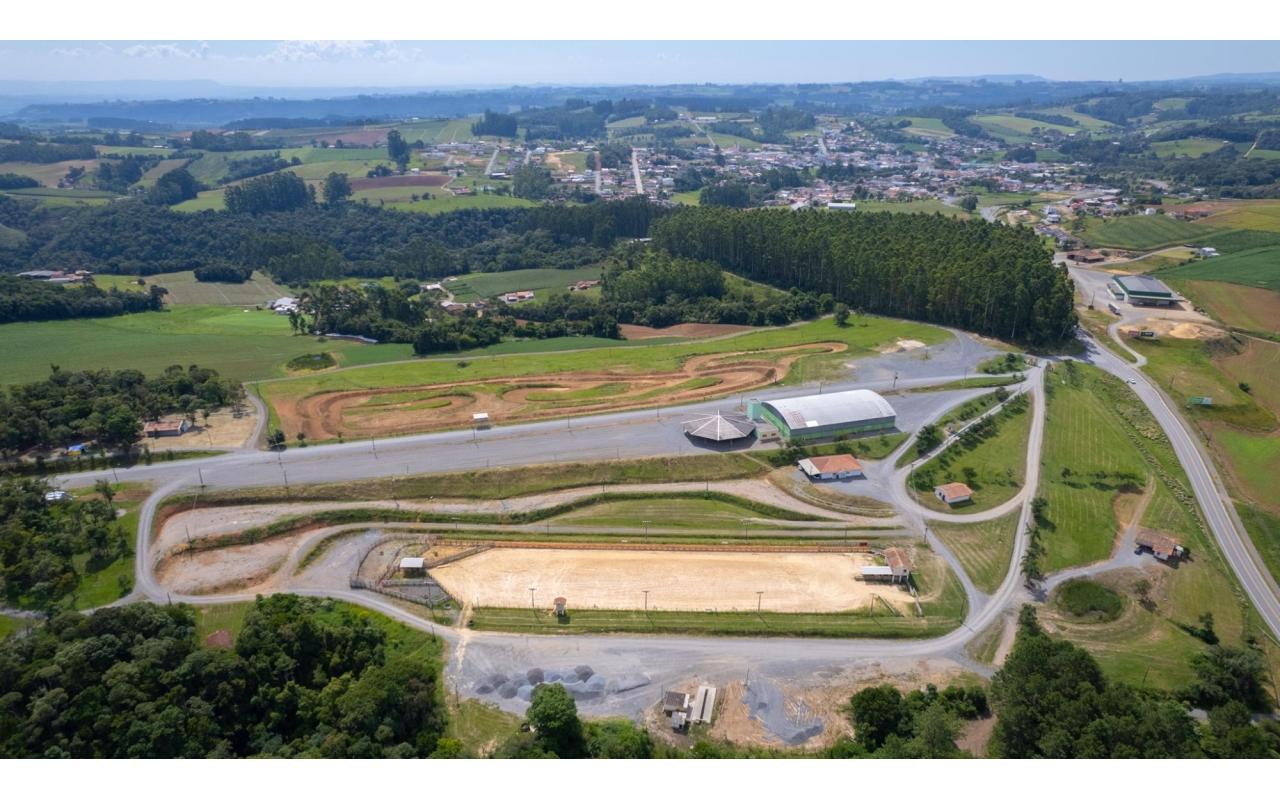 Administração de Imbuia deixa parque de exposições pronto para eventos