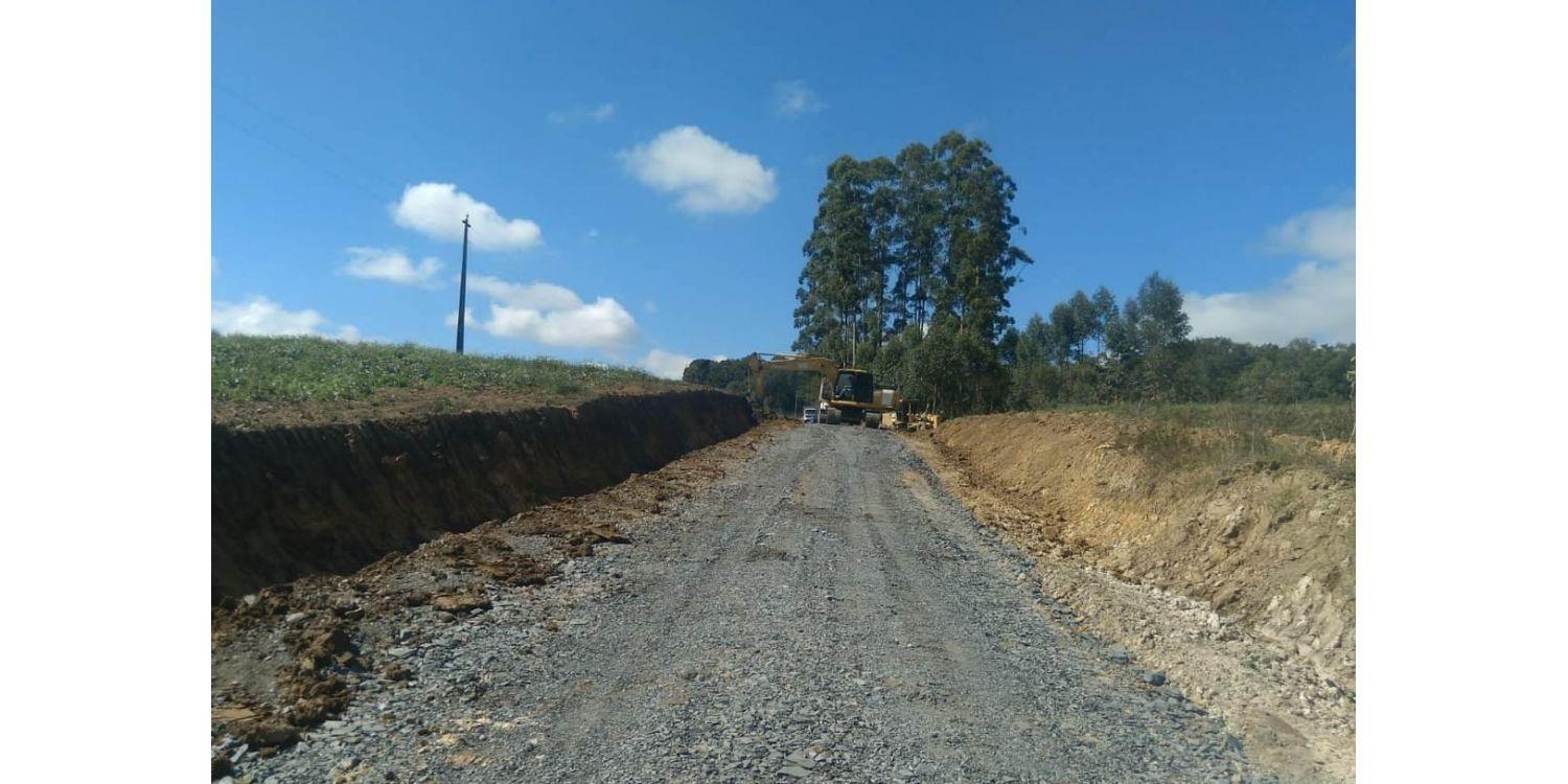 Administração de Ituporanga realiza força-tarefa para cascalhar as estradas do interior