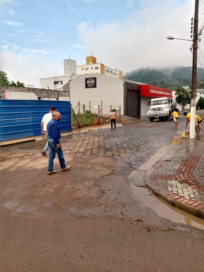 Administração de Ituporanga trabalha na limpeza de ruas e desobstrução de bocas de lobo após enxurrada