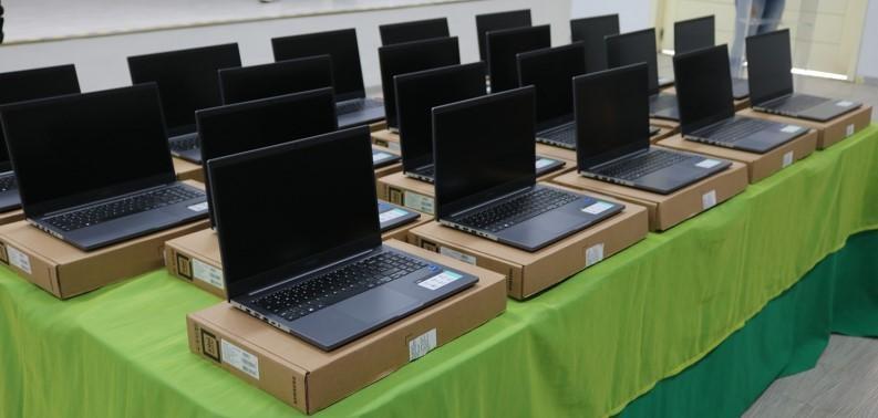 Administração de Petrolândia adquire 25 notebooks novos para auxiliar professores da rede municipal