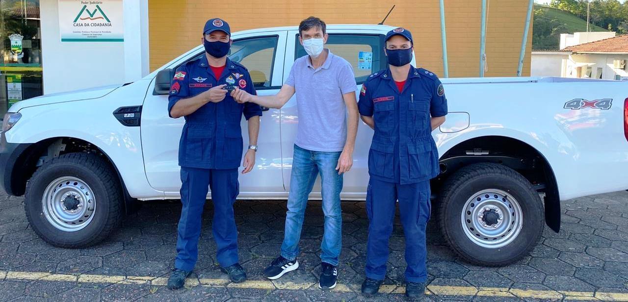 Administração de Petrolândia compra caminhonete e cede para o Corpo de Bombeiros de Ituporanga
