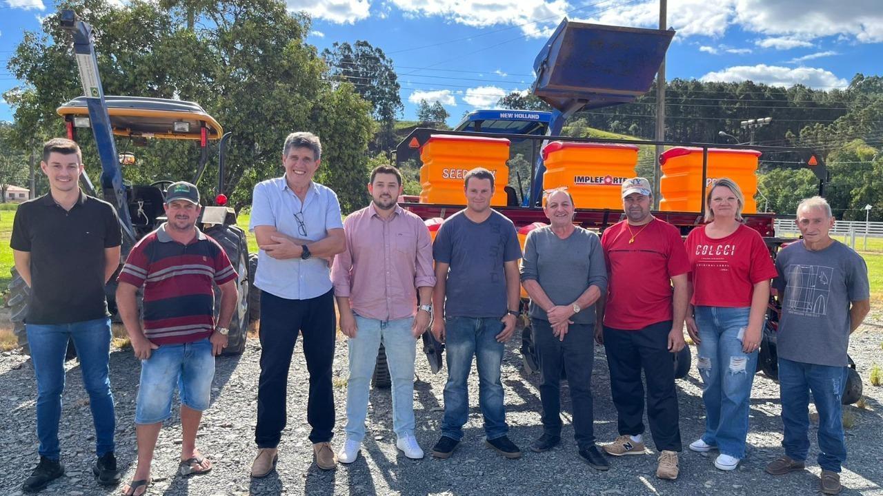 Administração de Petrolândia entrega equipamentos para Associação de Agricultores da Tifa dos Doerner