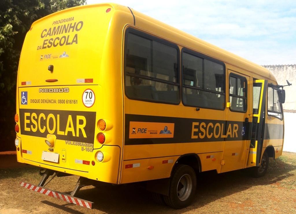 Administração de Petrolândia entrega novo ônibus para a Secretaria de Educação